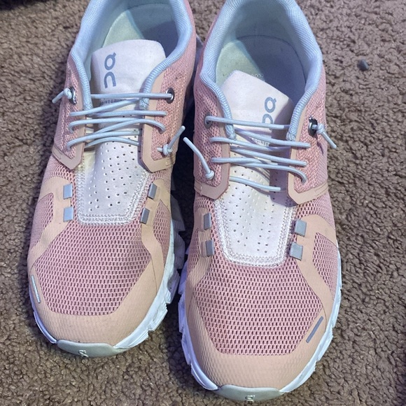 Shoes - On cloud 5 rose/shell women's size 7.5